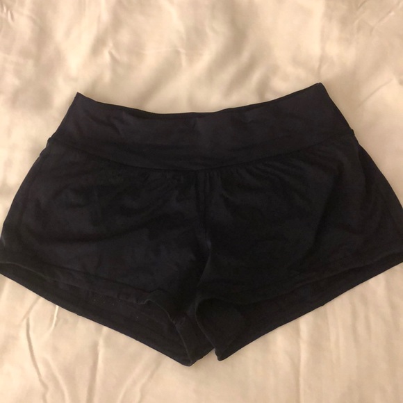 lululemon athletica Pants - Lululemon navy shorts in perforated fabric size 6